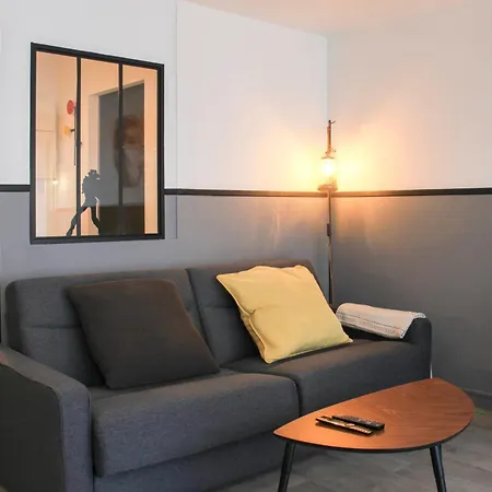 Nice 52 M Near Jules Joffrin * Parigi