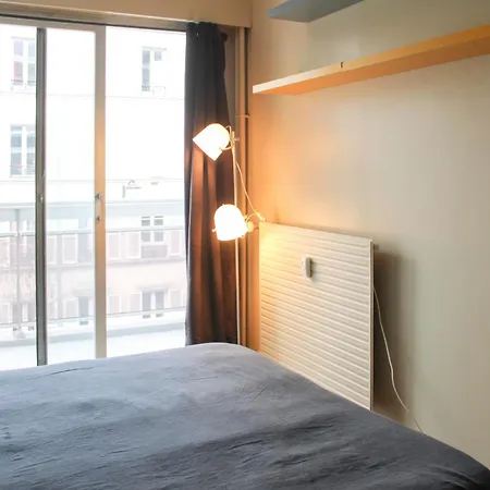Nice 52 M Near Jules Joffrin Parigi