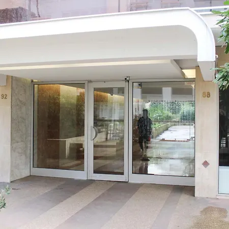 Nice 52 M Near Jules Joffrin Parigi